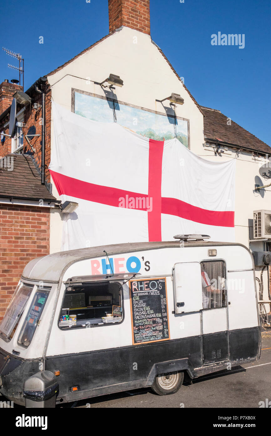 Gastronomie Wohnwagen außerhalb einer Kneipe mit großen Saint George's Cross Flag auf Wand, Bewdley, Worcestershire, England, Großbritannien Stockfoto