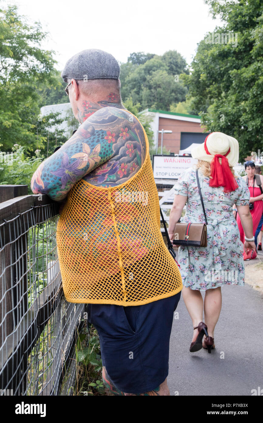Im mittleren Alter Mann mit japanischen Blumenmuster Tattoos, England, Großbritannien Stockfoto