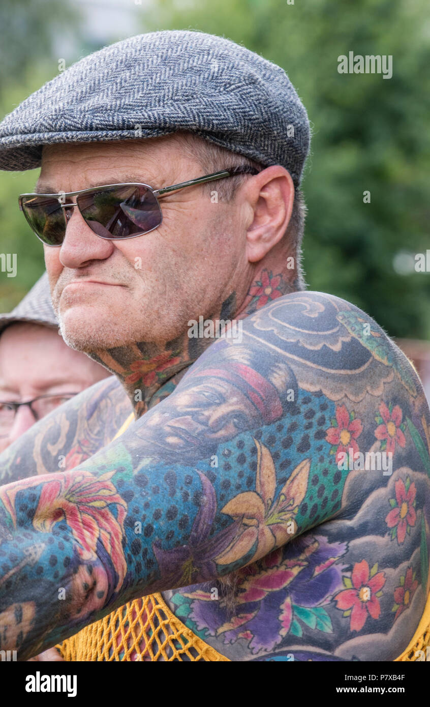 Im mittleren Alter Mann mit japanischen Blumenmuster Tattoos, England, Großbritannien Stockfoto