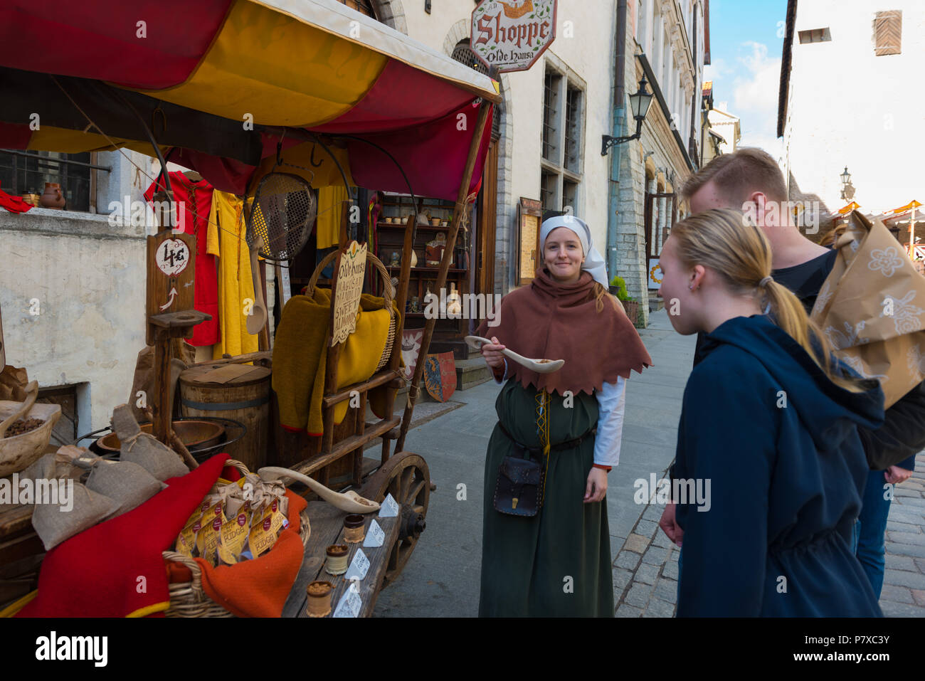 Mittelalterliche Stände mit süßen Mandeln in Tallinn, Altstadt, Estland Stockfoto
