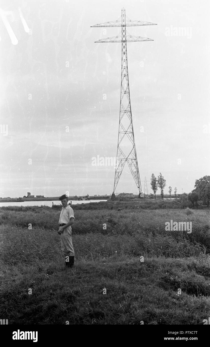 . Huizinga collectie hoogspanning - Niod-216978. Nederlands: Foto uit de collectie Huizinga van het NIOD. Nederlandse militairen immer schnell abgeräumt und metaalkabel herstelwerkzaamheden met een aan een hoogspanningsleiding. Menno Huizinga war onderdeel van de Ondergedoken Kamera en-de illegaal maakte Foto tijdens bezetting. Dit tat hij zijn woonplaats hoofdzakelijk in Den Haag. Datum unbekannt 39 BC856 HUI-1741 Stockfoto