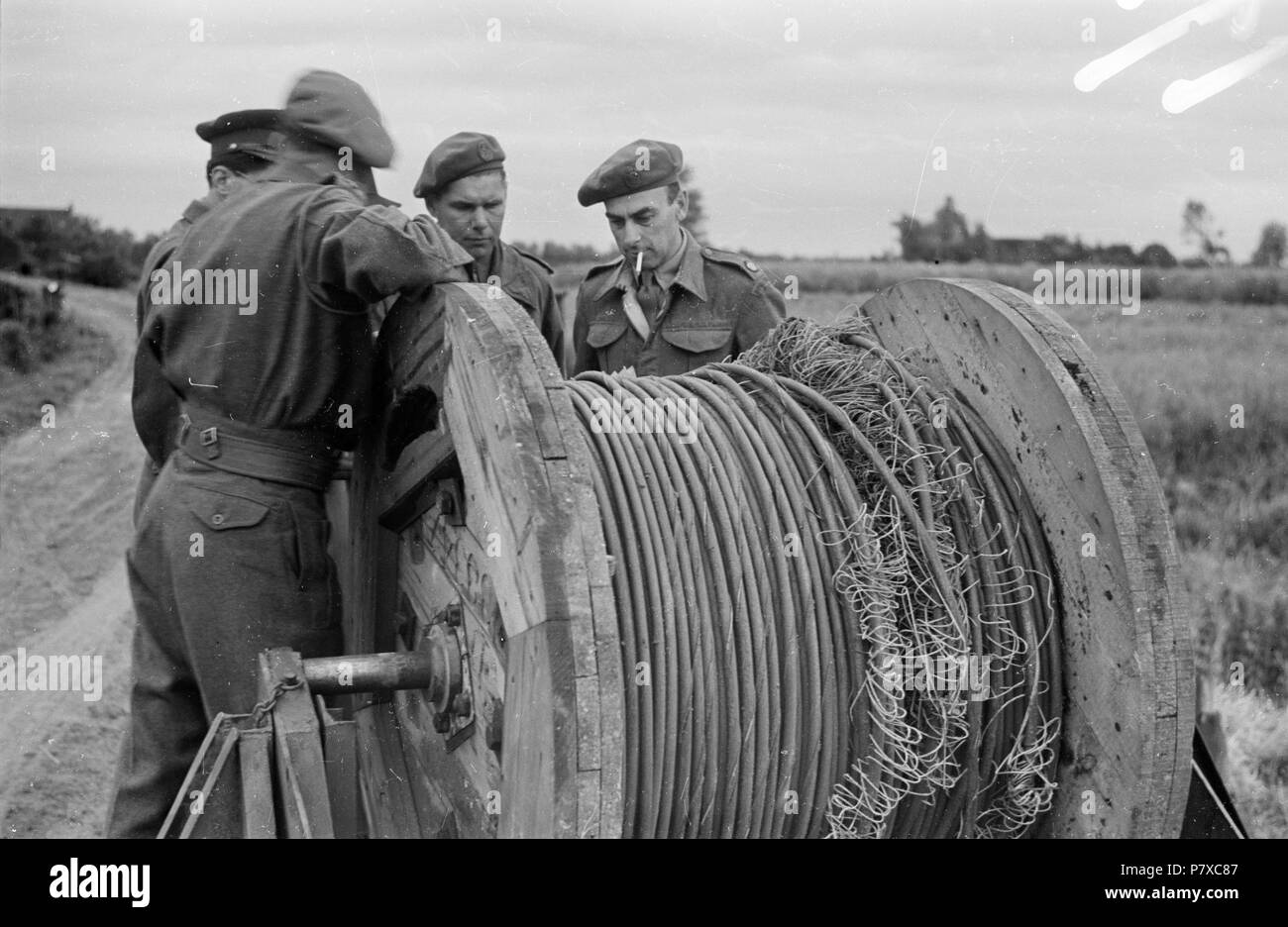 . Huizinga collectie hoogspanning - Niod-216979. Nederlands: Foto uit de collectie Huizinga van het NIOD. Nederlandse militairen immer schnell abgeräumt und metaalkabel herstelwerkzaamheden met een aan een hoogspanningsleiding, Mogelijk in de Biesbosch. Menno Huizinga war onderdeel van de Ondergedoken Kamera en-de illegaal maakte Foto tijdens bezetting. Dit tat hij zijn woonplaats hoofdzakelijk in Den Haag. Datum unbekannt 39 BC856 HUI-1742 Stockfoto