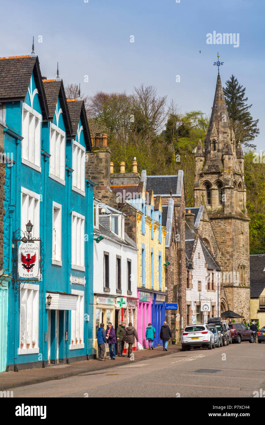 Bunte Geschäfte, Bars, Restaurants, Hotels und Häuser der historischen Hafen in Tobermory, Isle of Mull, Argyll und Bute, Schottland, Großbritannien Stockfoto