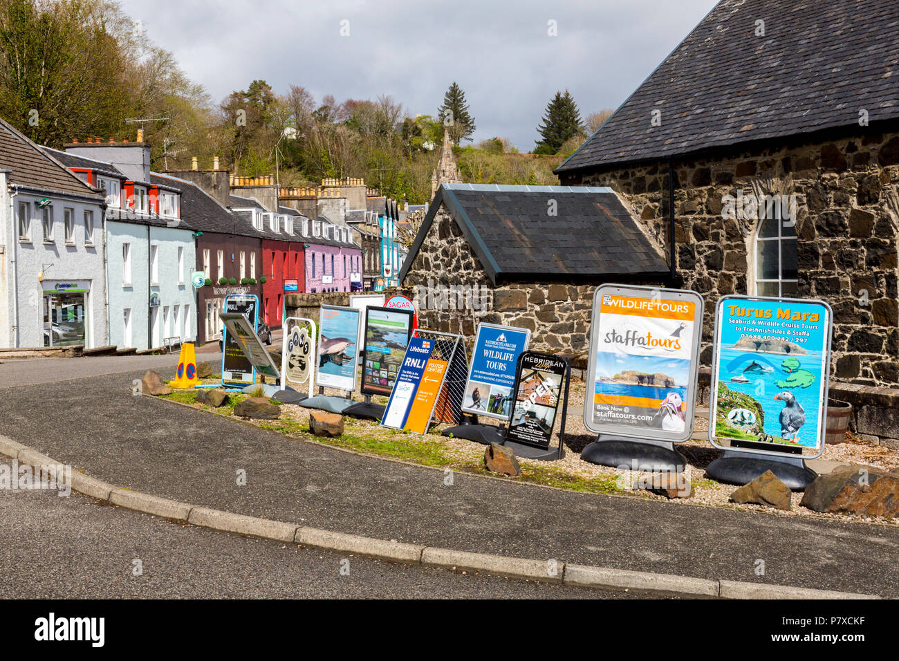Eine große Auswahl an Reisen für die Touristen, die in Tobermory, Isle of Mull, Argyll und Bute, Schottland, Großbritannien Stockfoto