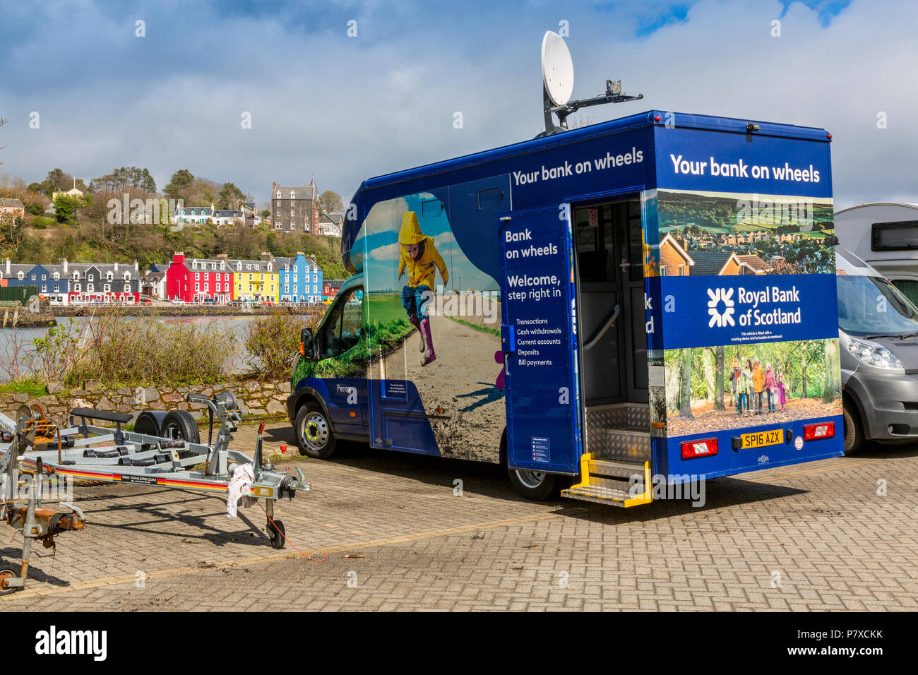 Die königliche Bank von Schottland mobile Bank van im Harbourside Parkhaus in Tobermory, Isle of Mull, Argyll und Bute, Schottland, Großbritannien Stockfoto