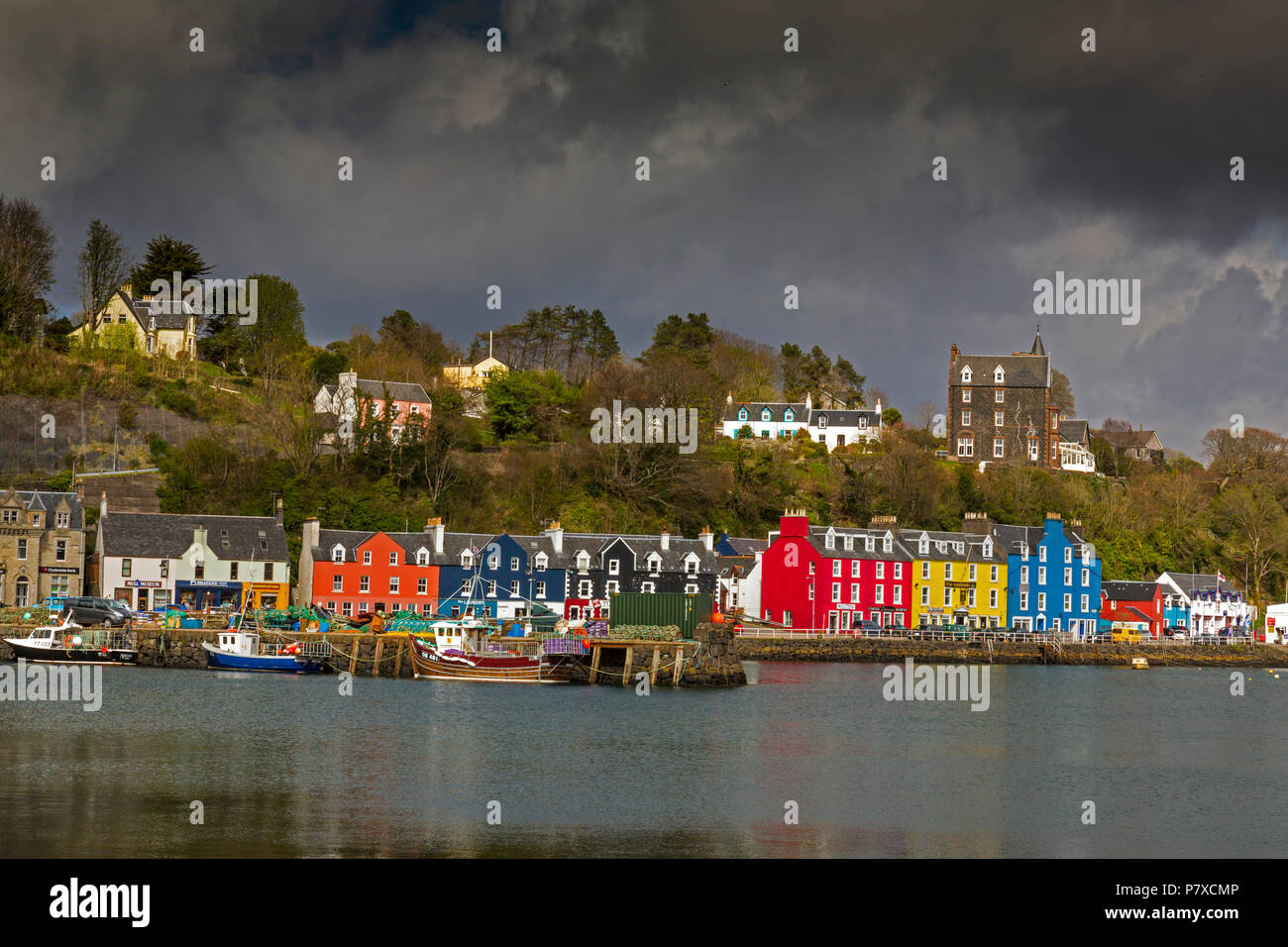 Ein herannahendes Gewitter verdunkelt sich der Himmel über dem Hafen in Tobermory, Mull, Argyll und Bute, Schottland, Großbritannien Stockfoto