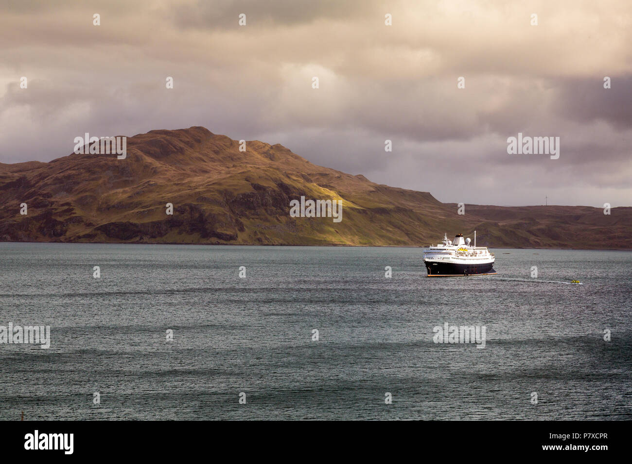 Das Kreuzfahrtschiff "Astoria" im Sound der Mull verankert, während seine Passagiere Tobermory, Isle of Mull, Argyll und Bute, Schottland, UK besuchen Sie Stockfoto