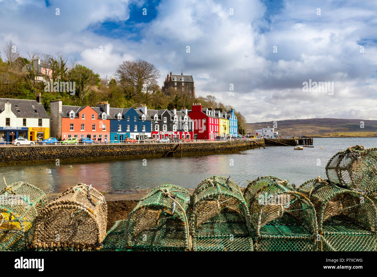 Bunte Geschäfte, Bars, Restaurants, Hotels und Häuser der historischen Hafen in Tobermory, Isle of Mull, Argyll und Bute, Schottland, Großbritannien Stockfoto