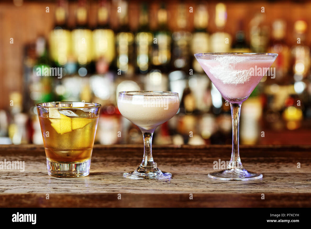 Verschiedene Cocktails an der Bar, Cocktails aus verschiedenen alkoholische Getränke in Gläsern von verschiedenen Formen, Platz für Text Stockfoto