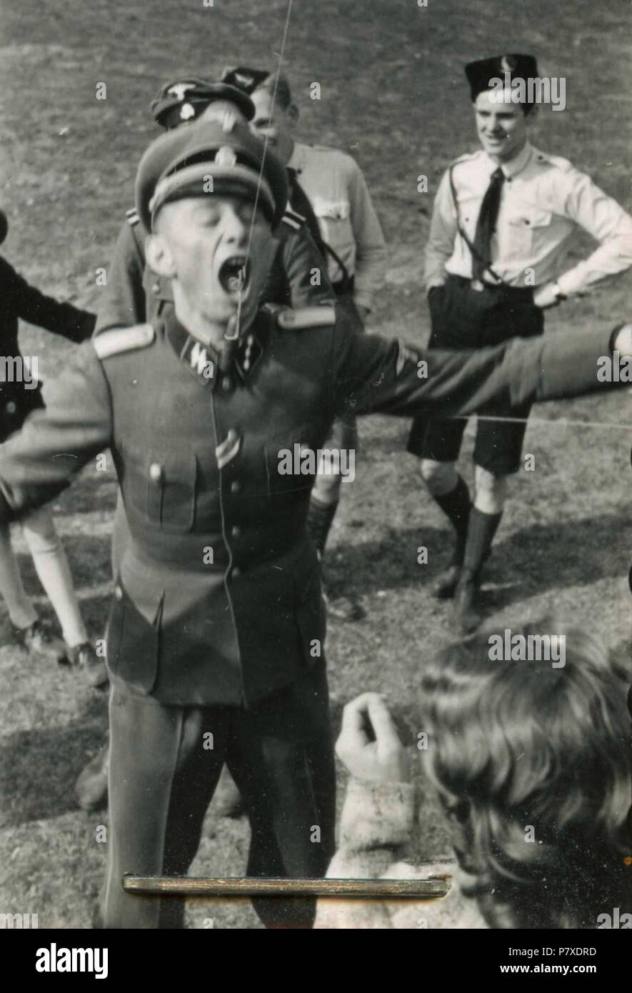 . SS-opleidingskamp Avegoor. Nederlands: SS-opleidingskamp Avegoor. Open dag voor o.a. registrierte van de Nationale Jeugdstorm. Deze foto ist afkomstig uit het Archief van de Fotodienst der NSB. Datum unbekannt 352 SS-opleidingskamp Avegoor - Fotodienst der NSB-Niod-186822 Stockfoto