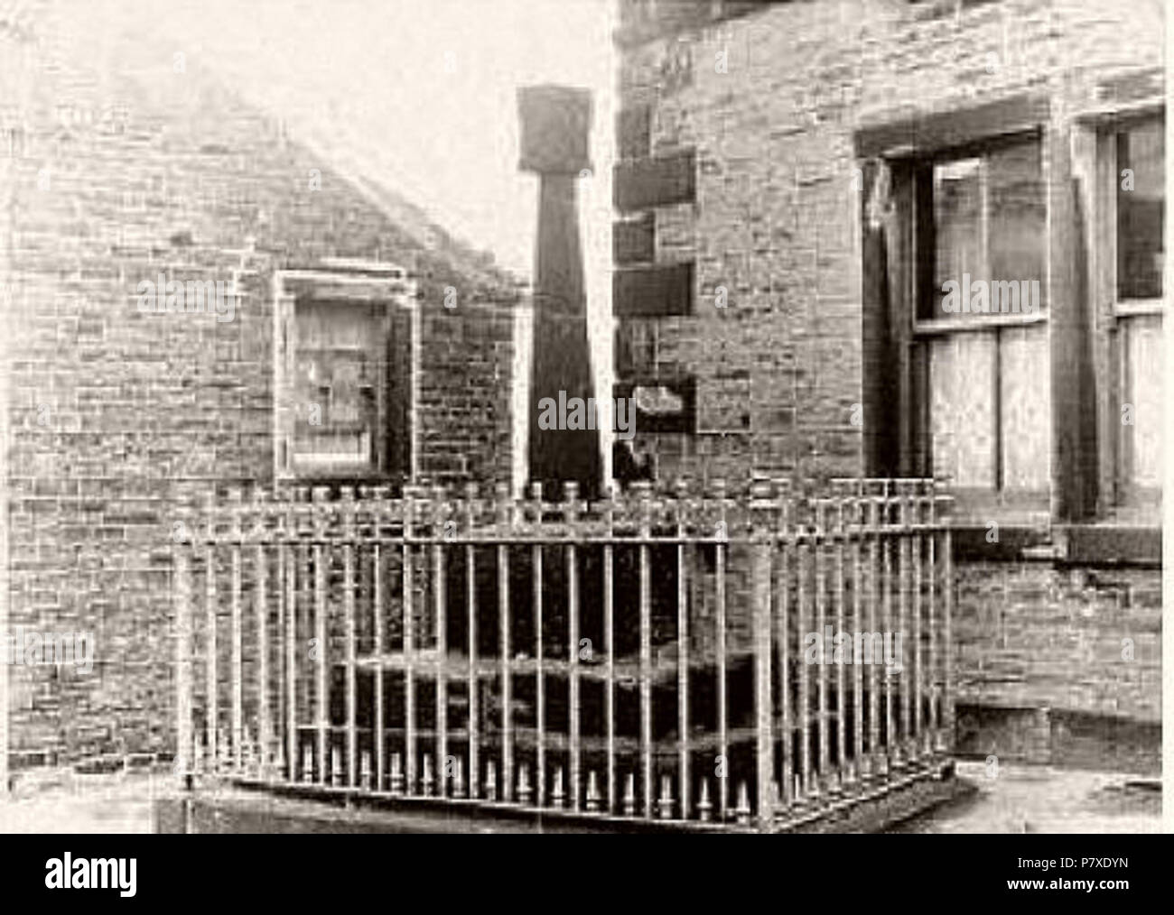 Die Stainland Kreuz, einem denkmalgeschützten alten Denkmal, auf Stainland Straße, Calderdale. Es wurde 1875 vom Architekten William Swinden Friseur wiederhergestellt, die vermutlich die Geländer hinzugefügt. Das Kreuz hat nun Stellung gegenüber Stainland Kirche entfernt worden, und es ist jetzt ohne Geländer. Vor 1939 353 Stainland Kreuz befoe 1939 Stockfoto