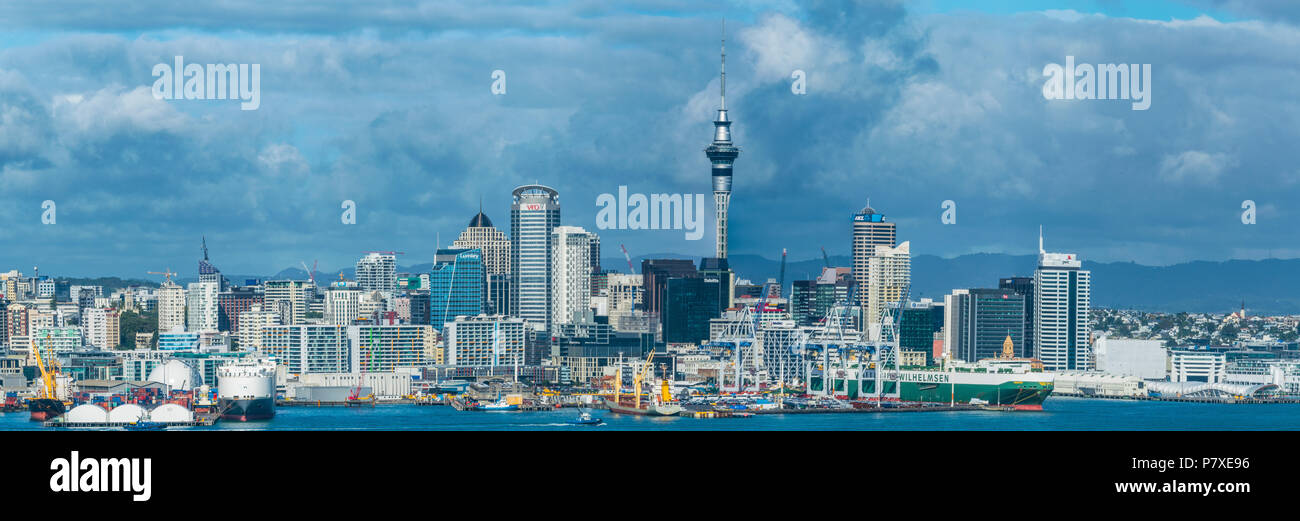 Gewitter Rollen in Auckland Sky Tower in Panoramablick auf breiter Auckland, Neuseeland Stockfoto