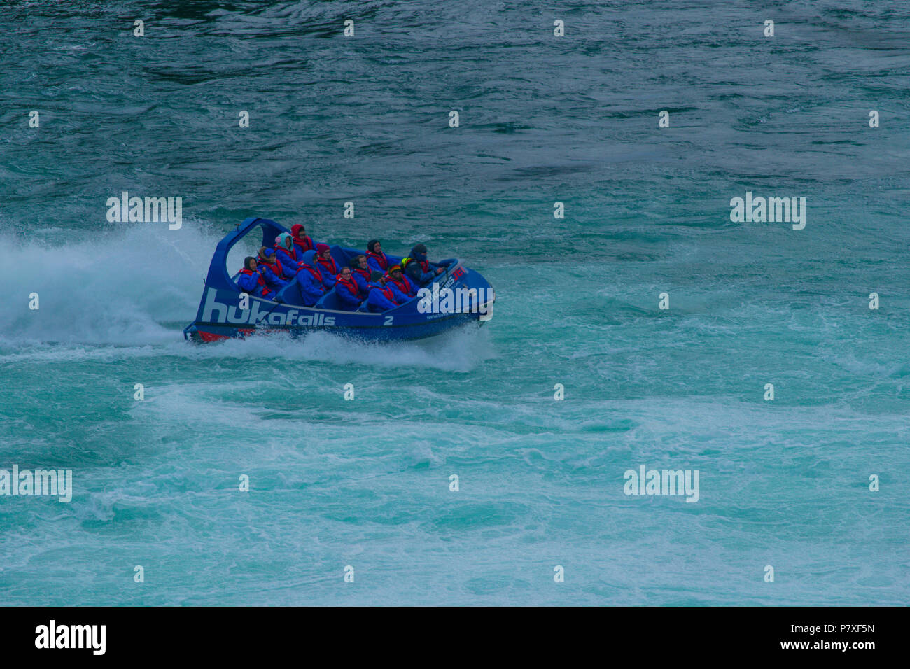 Huka Falls Jet Boat Cruising durch Stromschnellen Stockfoto