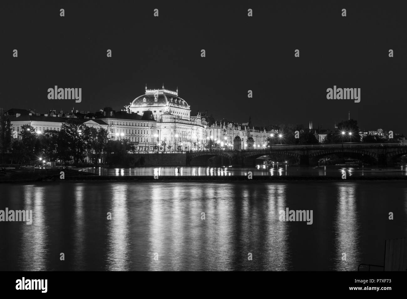 Prag Nationaltheater in der Nacht Stockfoto
