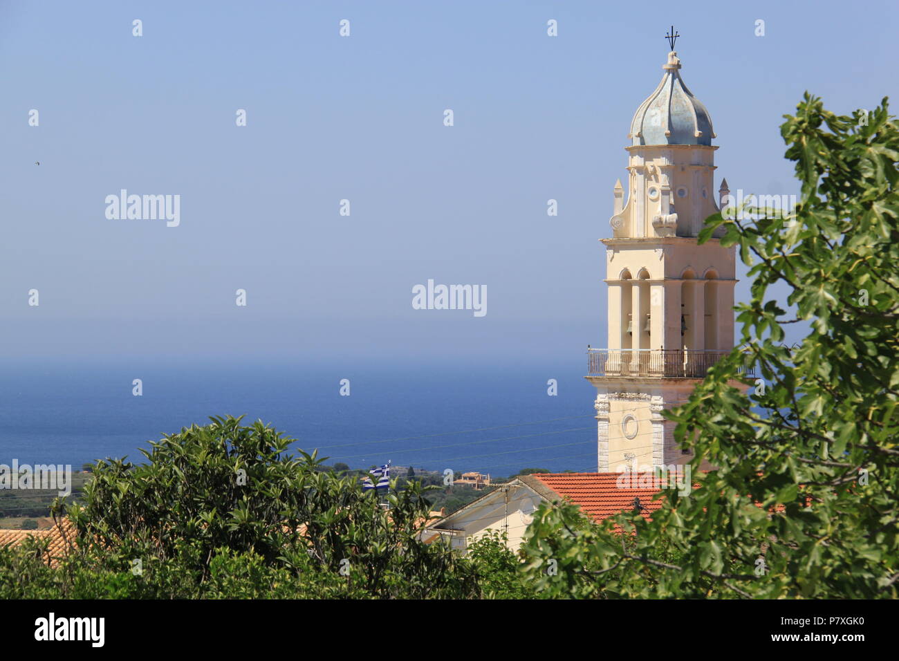 Blick auf die Kirche und die Metaxata Ionoian Meer aus dem Dorf Korkoumelata in Kefalonia, Griechenland, PETER GRANT Stockfoto