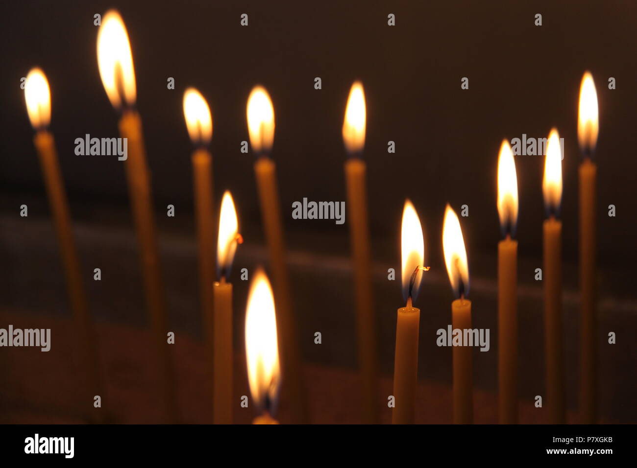Kerzen im Gedächtnis der Menschen verstorben im alten Kloster Agios Andreas in Peratata auf der Insel Kefalonia, GRECCE, PETER GRANT Stockfoto