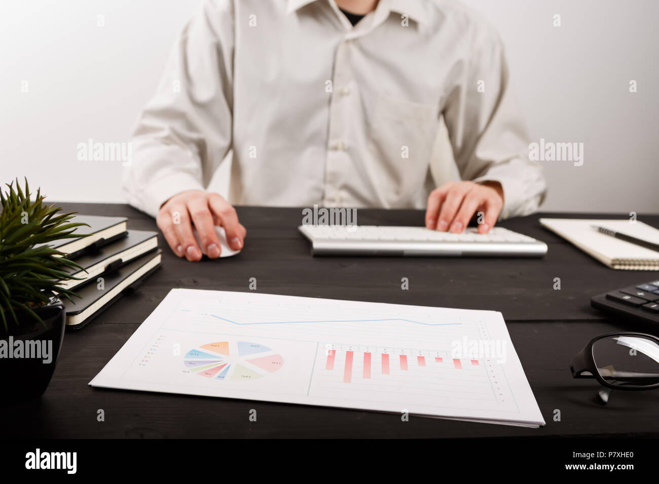 Nahaufnahme von Mann Buchhalter oder Bankier und Berechnungen. Einsparungen, die Finanzen und die Wirtschaft Konzept Stockfoto