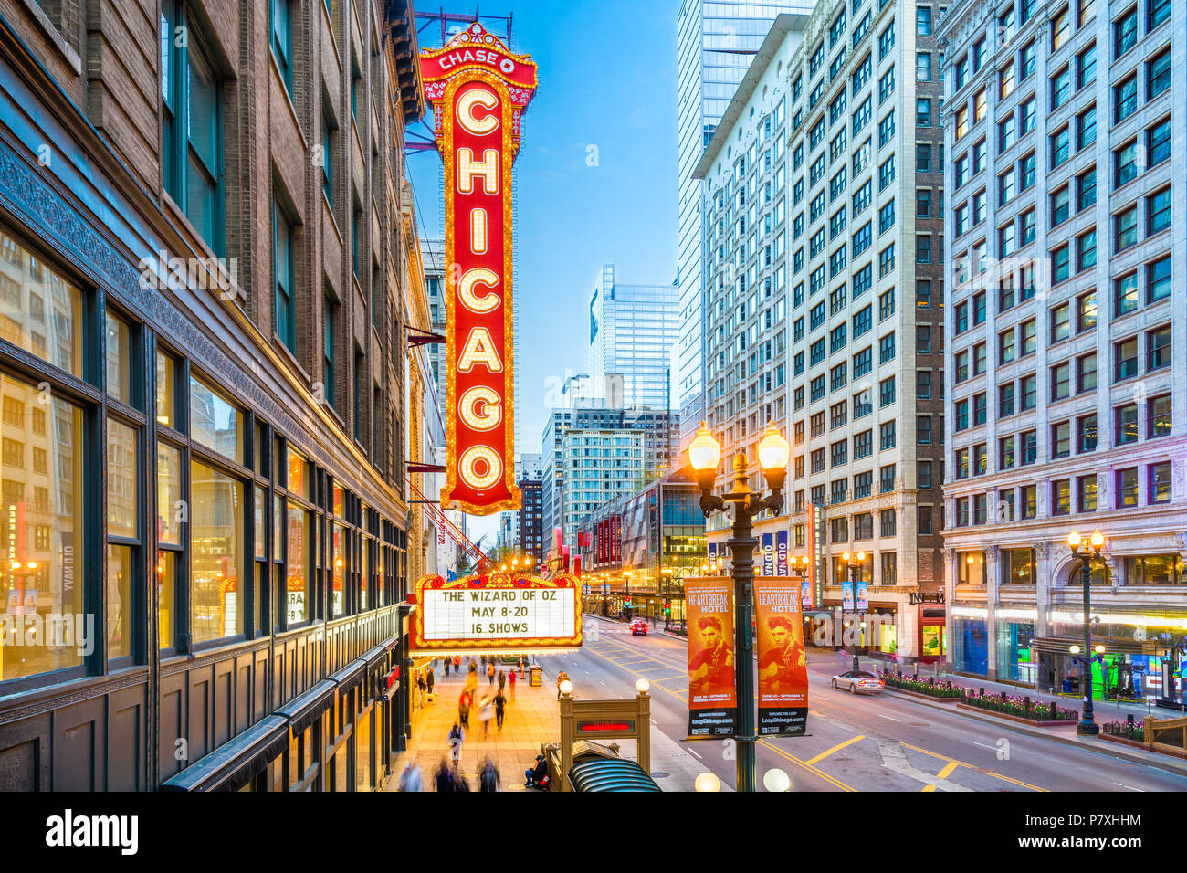 CHICAGO, Illinois - 10. MAI 2018: Das Wahrzeichen von Chicago Theater an der State Street in der Dämmerung. Die historische Theater stammt aus dem Jahre 1921. Stockfoto