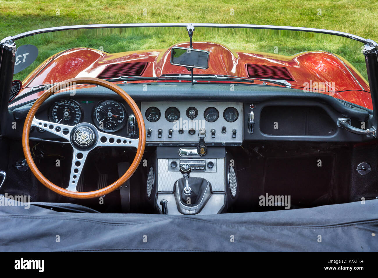 GROSSE POINTE SHORES, MI/USA - 17. JUNI 2018: Nahaufnahme einer 1963 Jaguar E-Type innen an der EyesOn Design Car Show, in der Nähe von Detroit, Michigan. Stockfoto