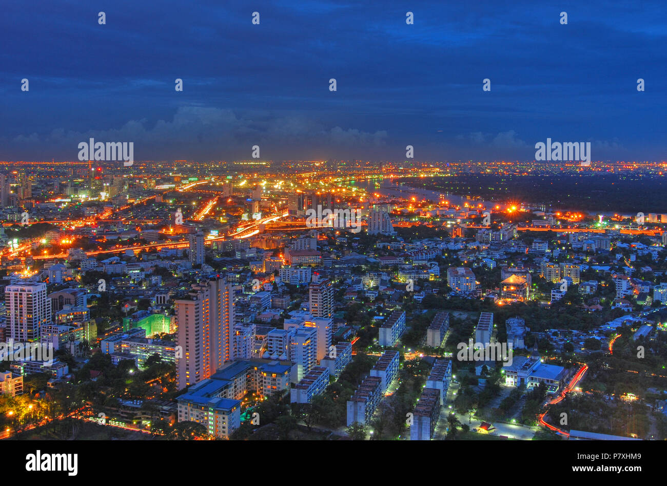 Die Städtischen Skyline von Bangkok während der Blauen Stunde mit seinen Wolkenkratzern und Nachtlicht, Thailand. Stockfoto