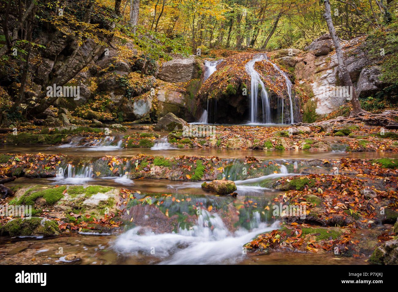 Wasserfall, Khapkhalskiy Canyon, der Republik Krim. Stockfoto