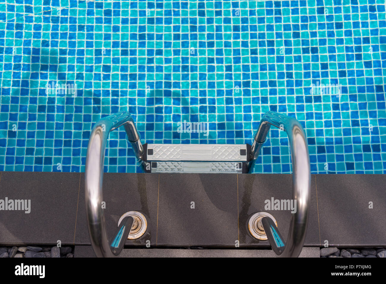 Schönen luxus Pool mit klarem Wasser an einem sonnigen Tag und Pool Treppe Stockfoto