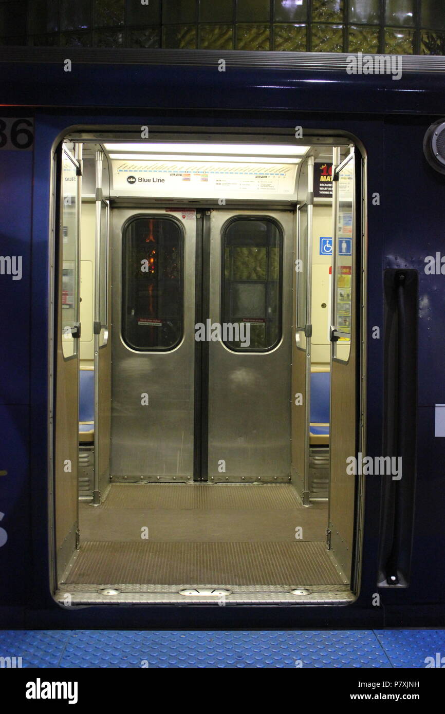 CTA Blue Line Bahnhof in einen Zug Auto am Flughafen O'Hare Ende der Linie in Chicago, Illinois. Stockfoto