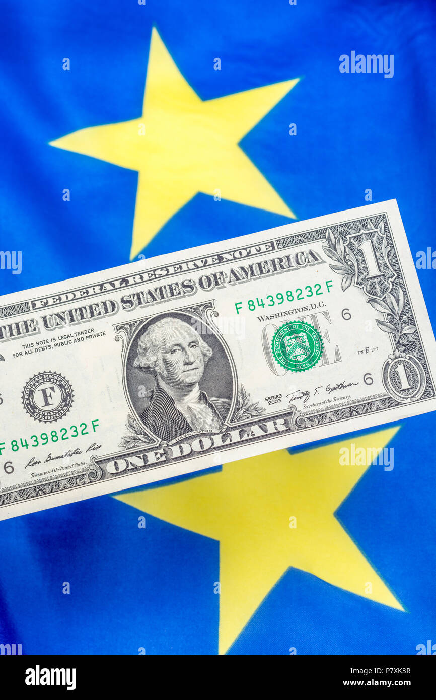 EU-Flagge Motive mit US-amerikanischen Dollarnoten. Metapher Trump UNS EU-Tarife, US-EU-Handel, Krieg, Dollar-Euro-Wechselkurs, handelskrieg Konzept. Stockfoto