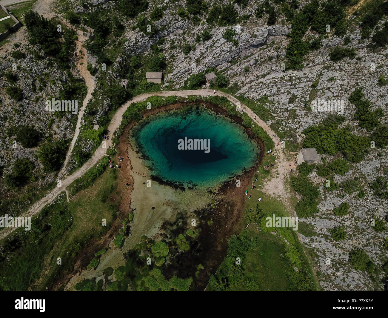 Die Feder des Flusses Cetina (izvor Cetine), in den Ausläufern des Dinara Berg benannt ist Blue Eye (modro Oko). Stockfoto