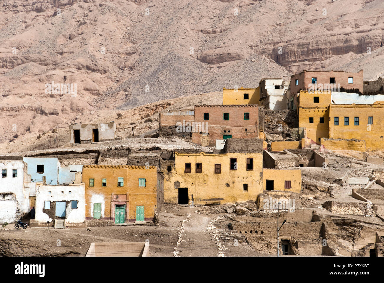 Moderne Ägyptische Häuser über den Ruinen von Deir el-Medina, das alte Dorf von Handwerkern, die im Tal der Könige, Luxor, Ägypten gearbeitet. Stockfoto