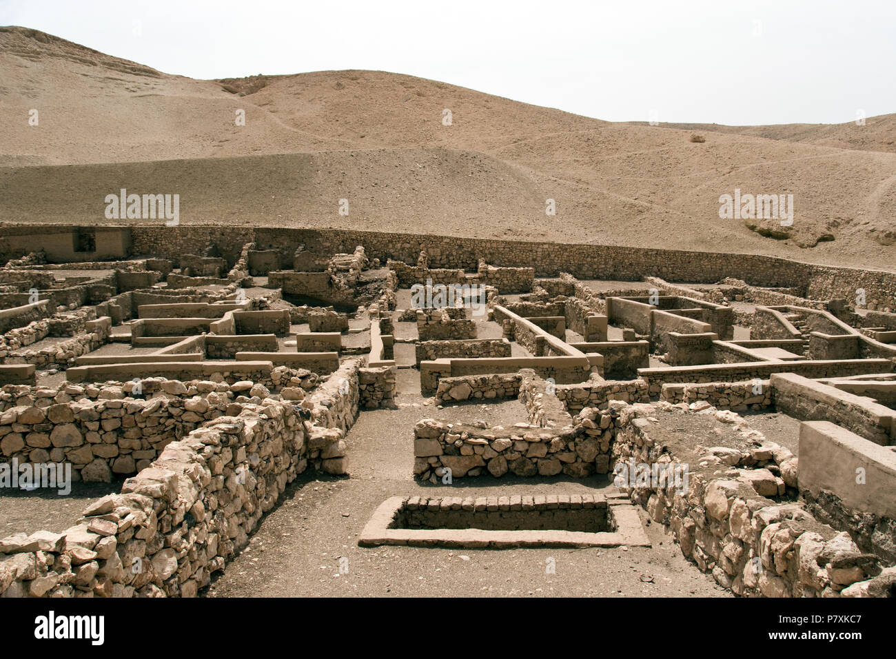 Die Ruinen von Deir el-Medina, die alten ägyptischen Dorf der Handwerker, die Gräber im Tal der Könige am Westufer des Nil bei Luxor Stockfoto