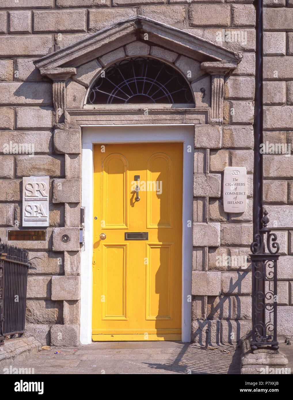 Gelber georgianischer Eingang, Merrion Square, Dublin, Leinster Province, Republik Irland Stockfoto