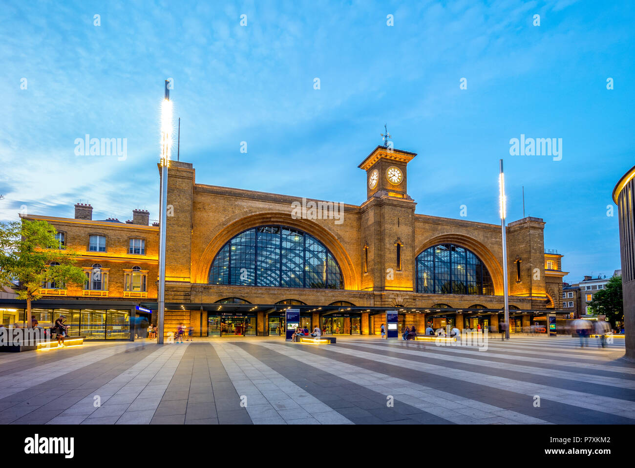 Nachtansicht von King's Cross Station in London, Großbritannien Stockfoto