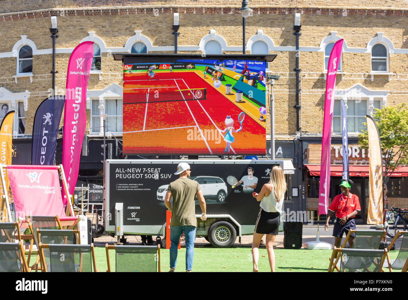 Wimbledon Championships TV-Bildschirm, die Piazza, Wimbledon, London Borough von Merton, Greater London, England, Vereinigtes Königreich Stockfoto