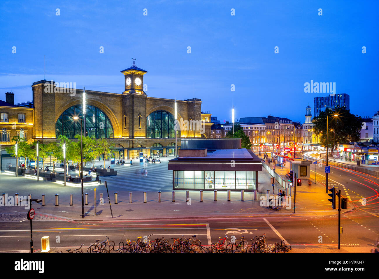 Nachtansicht von King's Cross Station in London, Großbritannien Stockfoto