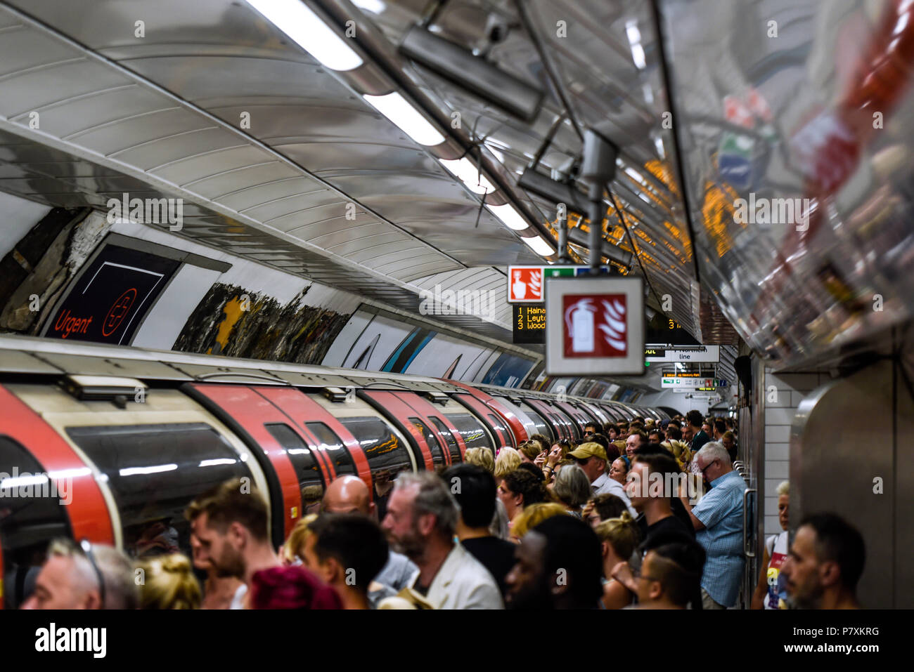 Überfüllten Londoner U-Bahn-Station Plattform und dem Bahnhof, der U-Bahnhof Tottenham Court Road besetzt mit Passagieren zu Spitzenzeiten. Verpackt Stockfoto