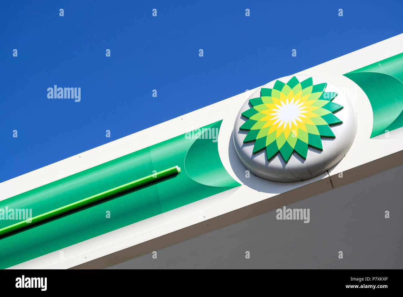 BP Zeichen an der Tankstelle. BP ist eine britische multinationale Öl- und Gasunternehmen mit Sitz in London, England. Stockfoto BP Zeichen an der Tankstelle. BP ist eine britische multinationale Öl- und Gasunternehmen mit Sitz in London, England. Stockfoto