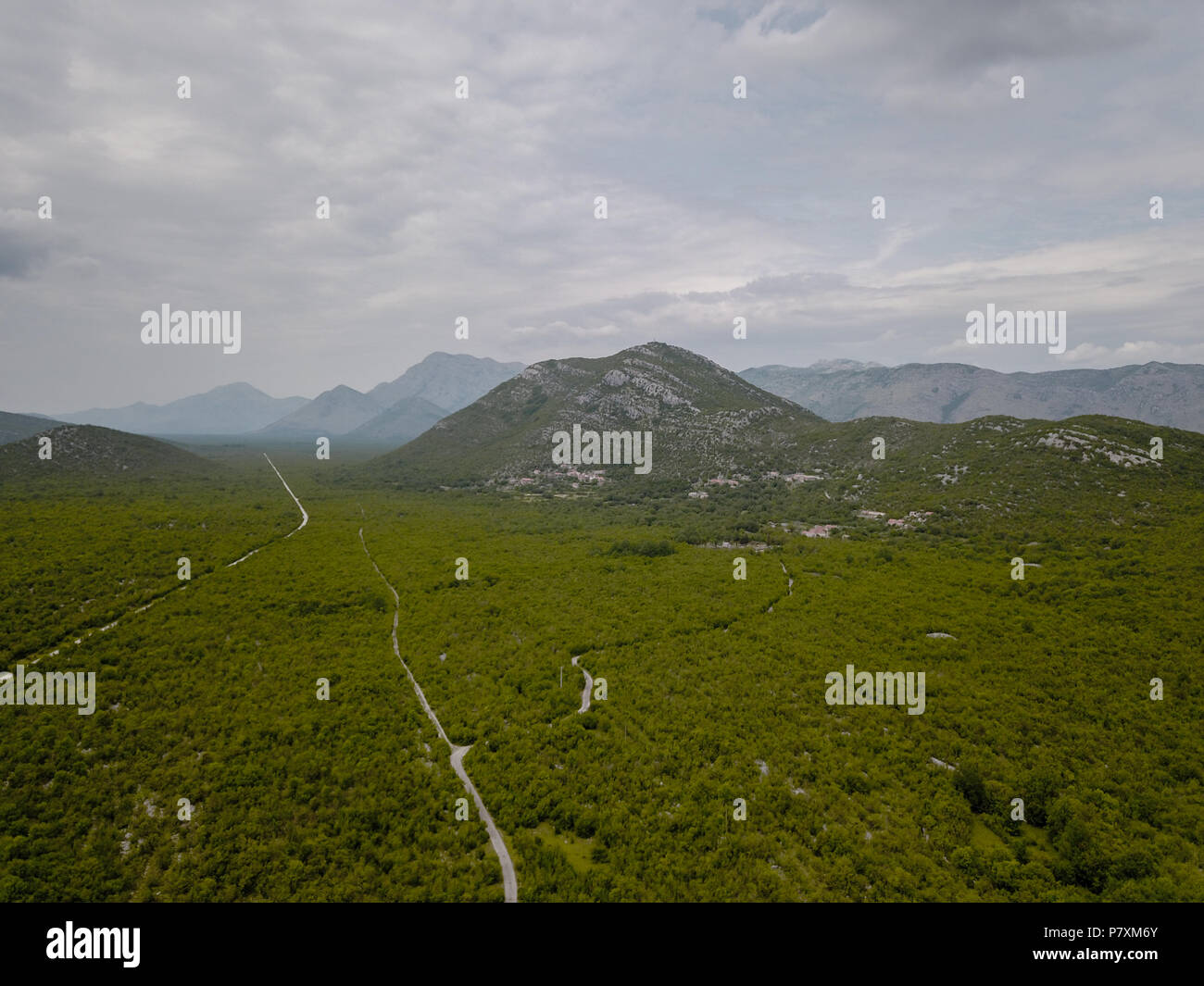 Das Brummen ist ein Restwert Hügel innerhalb der Popovo polje in Bosnien und Herzegowina. Dies ist ein typisches Beispiel seiner Art Karstphänomen dar. Stockfoto