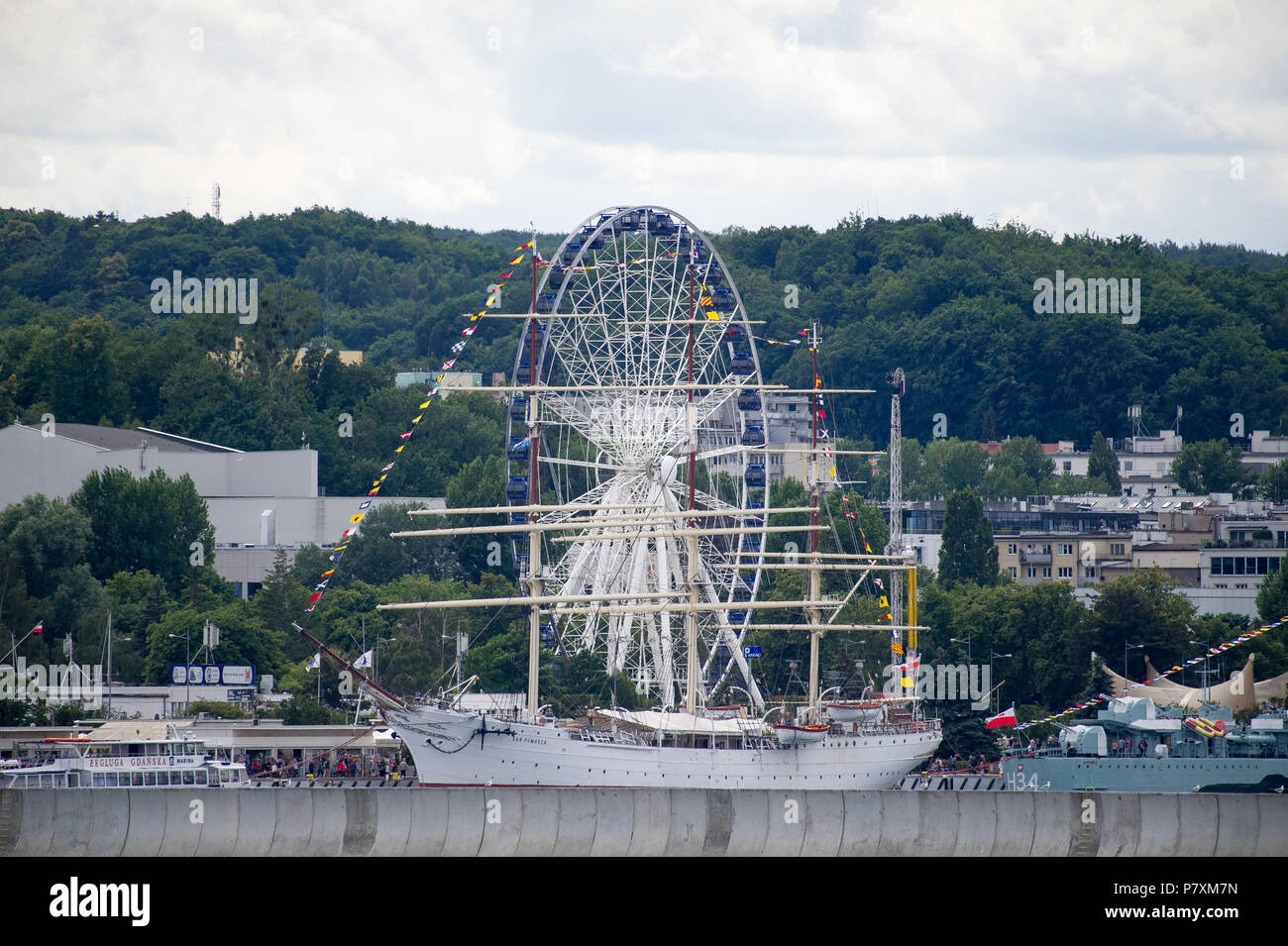 Museum Schiff Dar Pomorza eine polnische Full-manipulierten Segelschiff, und Riesenrad in Gdynia, Polen. 24. Juni 2018 © wojciech Strozyk/Alamy Stock Foto Stockfoto