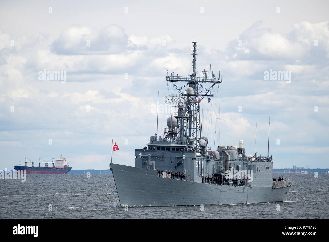 Polnische Oliver Hazard Perry klasse Lenkwaffenfregatte ORP General Kazimierz Pulaski (272) Ehemalige USS Clark (FFG-11) während die Marine Parade zu feiern. Stockfoto