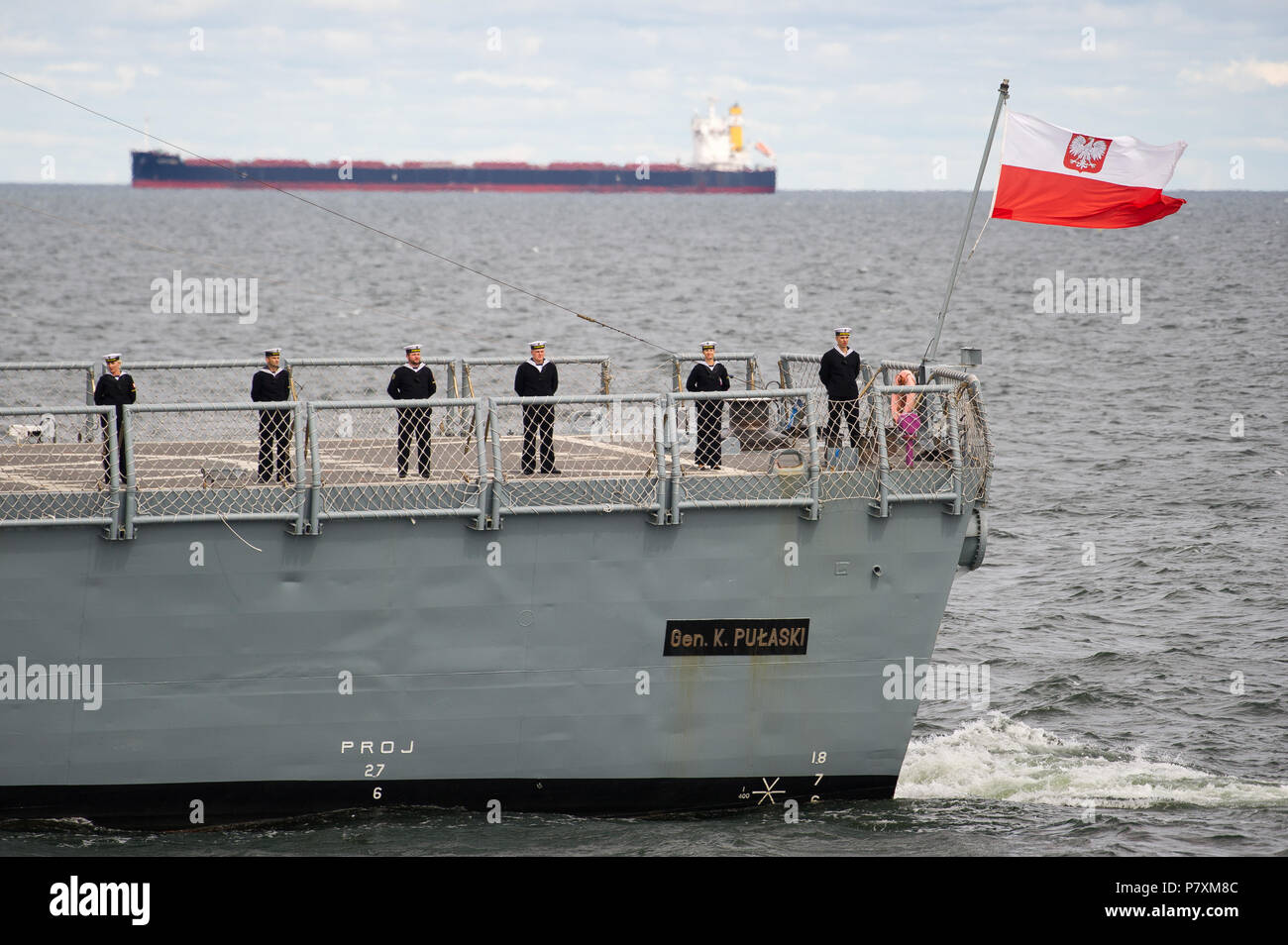 Polnische Oliver Hazard Perry klasse Lenkwaffenfregatte ORP General Kazimierz Pulaski (272) Ehemalige USS Clark (FFG-11) während die Marine Parade zu feiern. Stockfoto