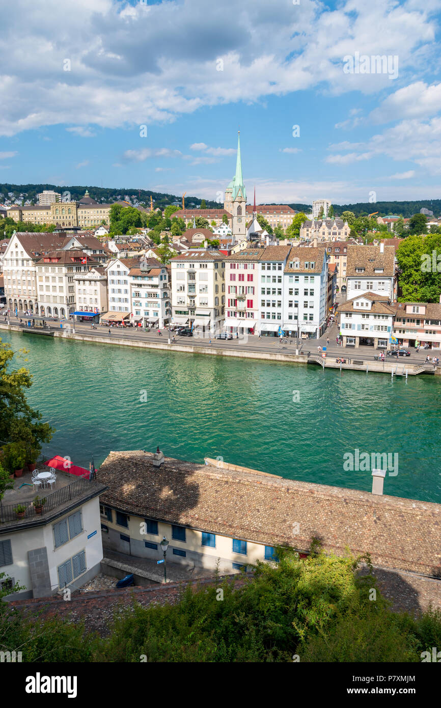 Ein Blick in Richtung der Kirchgemeinde zu Predigern, vom Lindenhof in Zürich, Schweiz Stockfoto