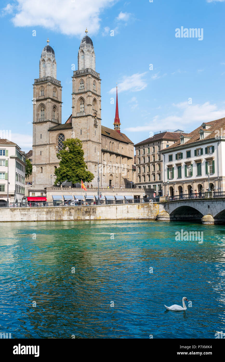 Die Kathedrale Grossmünster in Zürich in der Schweiz, über den Fluss Limmat gesehen Stockfoto