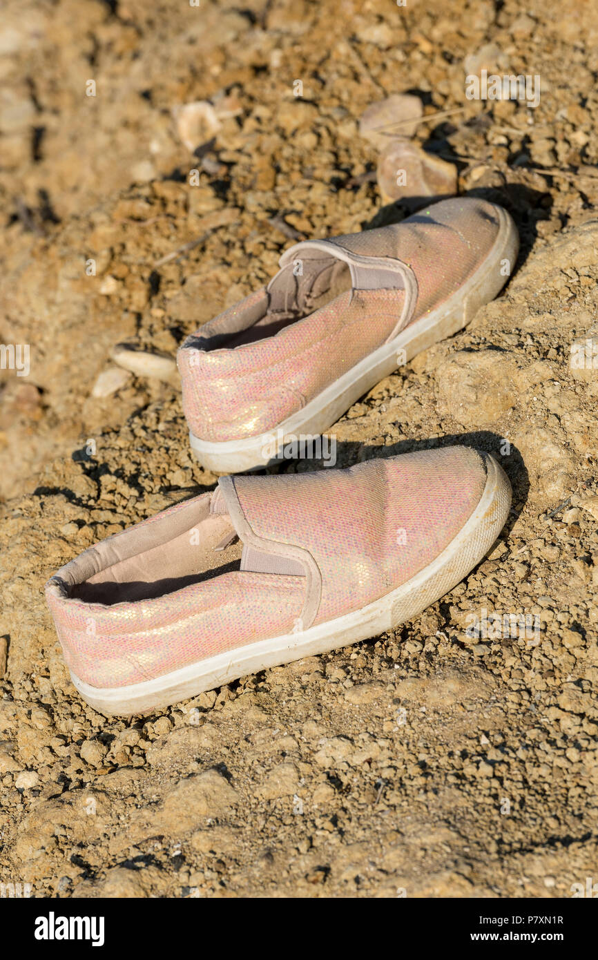 Abgebrochene oder vergessenen Schuhe am Strand. Stockfoto