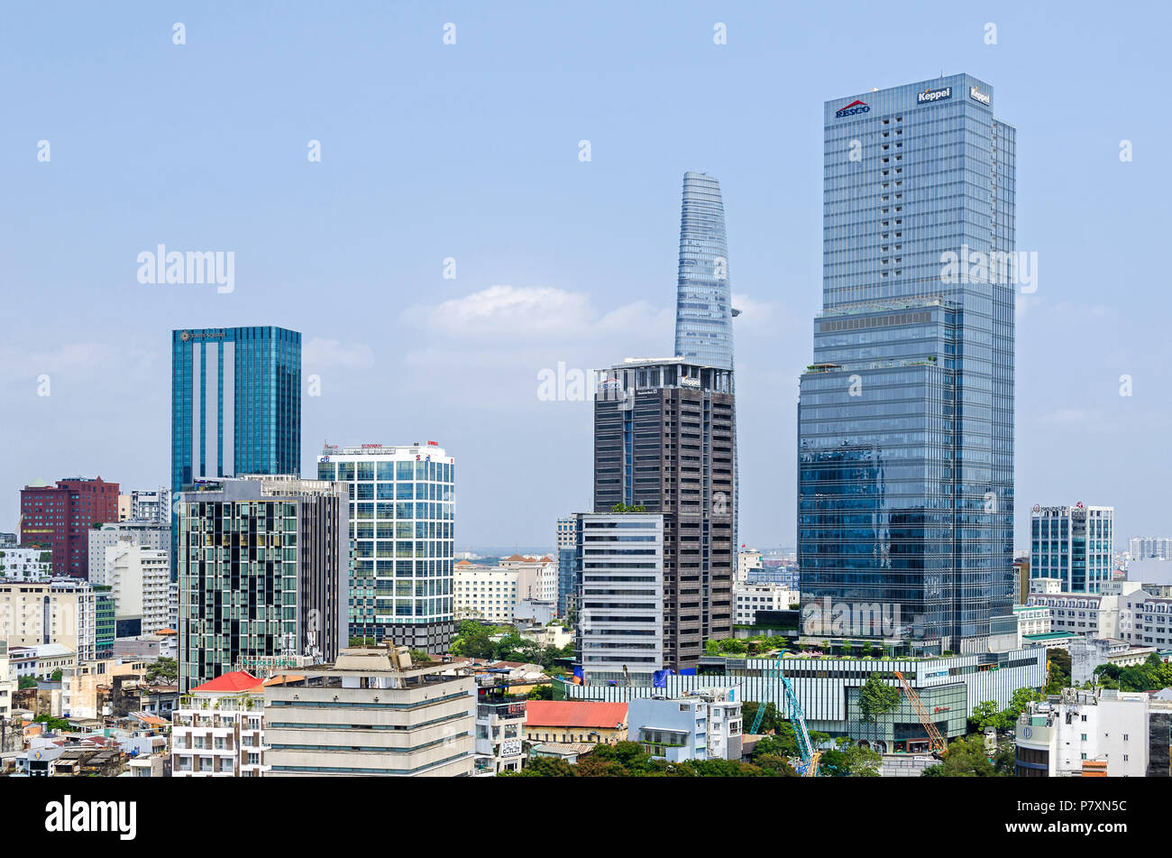 Ho Chi Minh City, Vietnam - Am 4. April, 2018: Ho Chi Minh City Metropole mit seinen wenigen alten Gebäude und neue moderne Gebäude des Hotels und Stockfoto