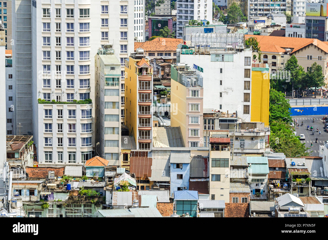 Ho Chi Minh City, Vietnam - 4. April 2018: die wenigen verbleibenden typischen schmalen alten Gebäuden in einem schnell wachsenden und dicht aufgebaut Zentrum von Saigon Stockfoto