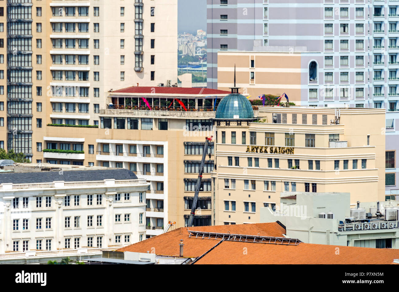 Ho Chi Minh City, Vietnam - 4 April, 2018: Blick auf die schnell wachsende und baute Zentrum von Saigon mit dem Opera Ansicht Gebäude von artex Saigon besaß ich Stockfoto
