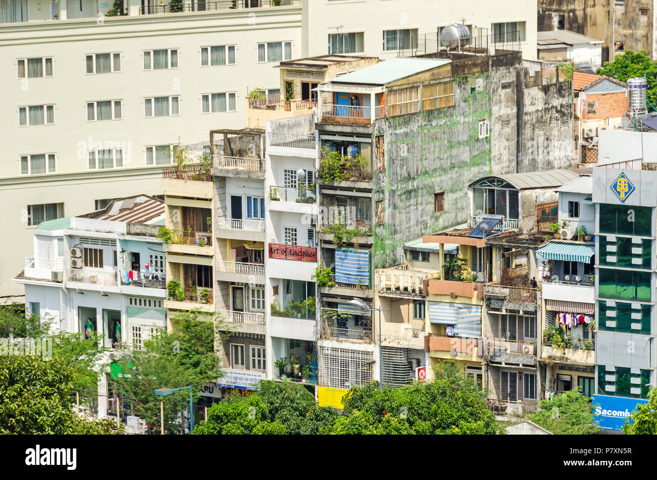 Ho Chi Minh City, Vietnam - 4. April 2018: die wenigen verbleibenden typischen schmalen alten Gebäuden in einem schnell wachsenden und dicht aufgebaut Zentrum von Saigon Stockfoto