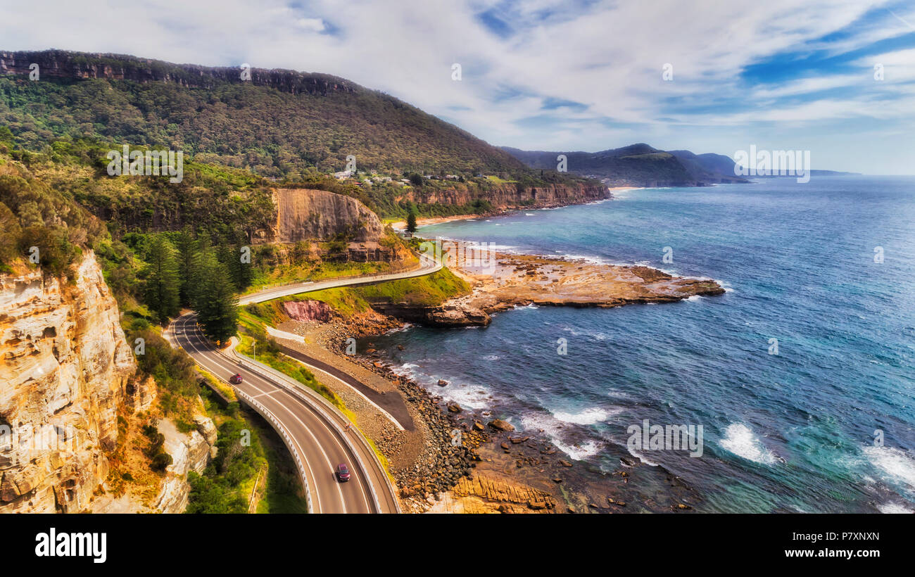 Biegungen auf erhöhten Coastal Grand drive Pacific Highway gebaut als Sea Cliff Brücke entlang der Pazifikküste auf Australien an einem sonnigen Sommertag gesehen her Stockfoto