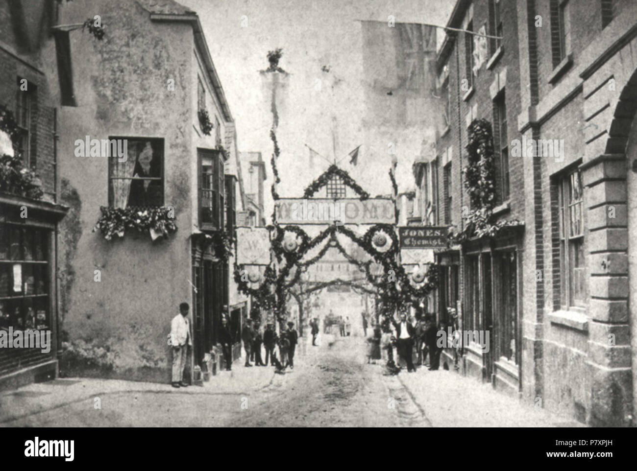 Englisch: Oberseite des Monnow Straße von Agincourt Platz vor Straße wurde 1883 erweitert. Dekoration für Hochzeit von Dame Blanche Somerset zu werden. Monmouth Museum Identifikationsnummer: M3094 C. 1883 276 Monnow Straße von Agincourt Square 1883 Stockfoto